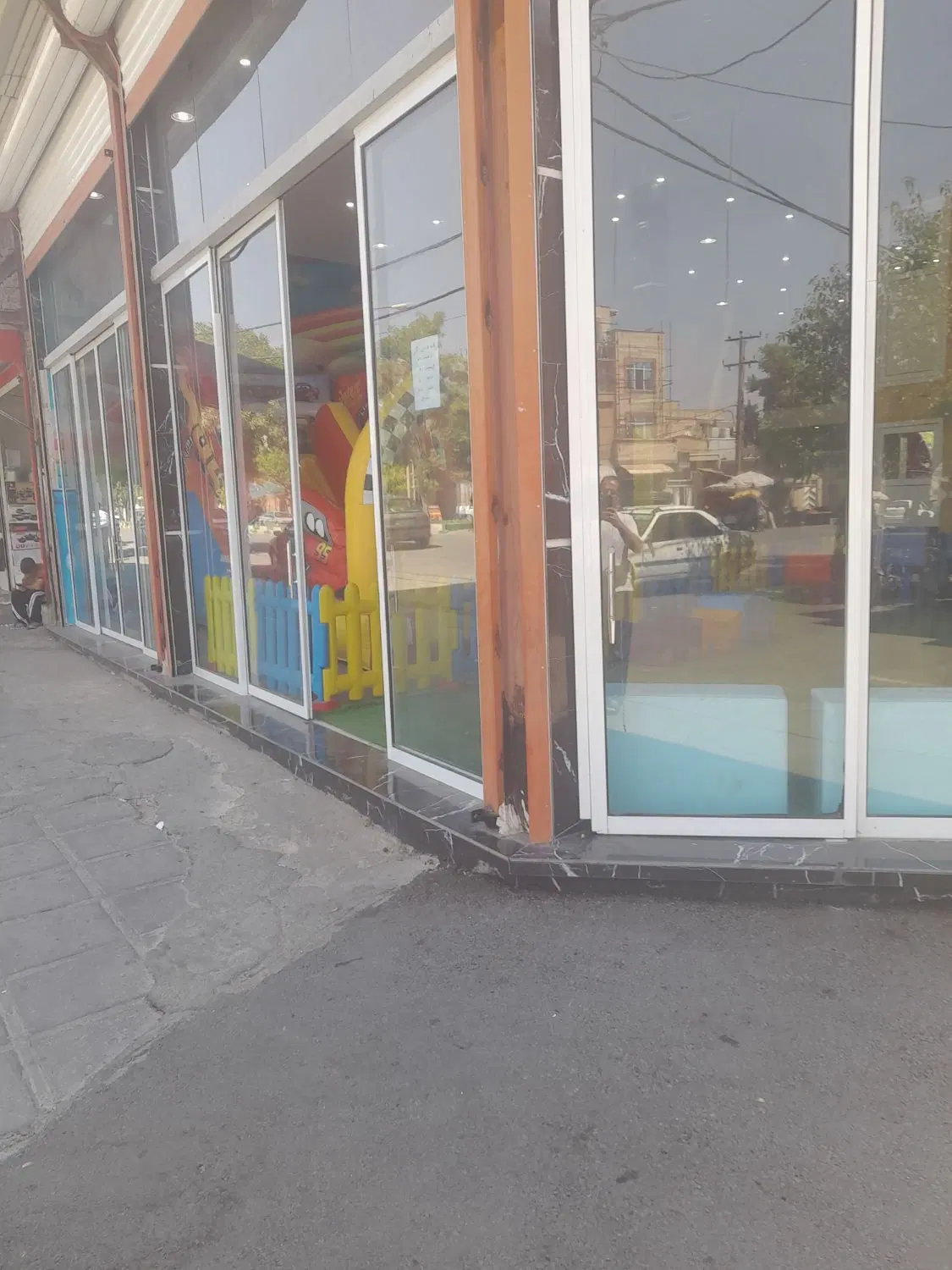 اجاره مغازه ۲۰۰متری بر خیابان سی متری