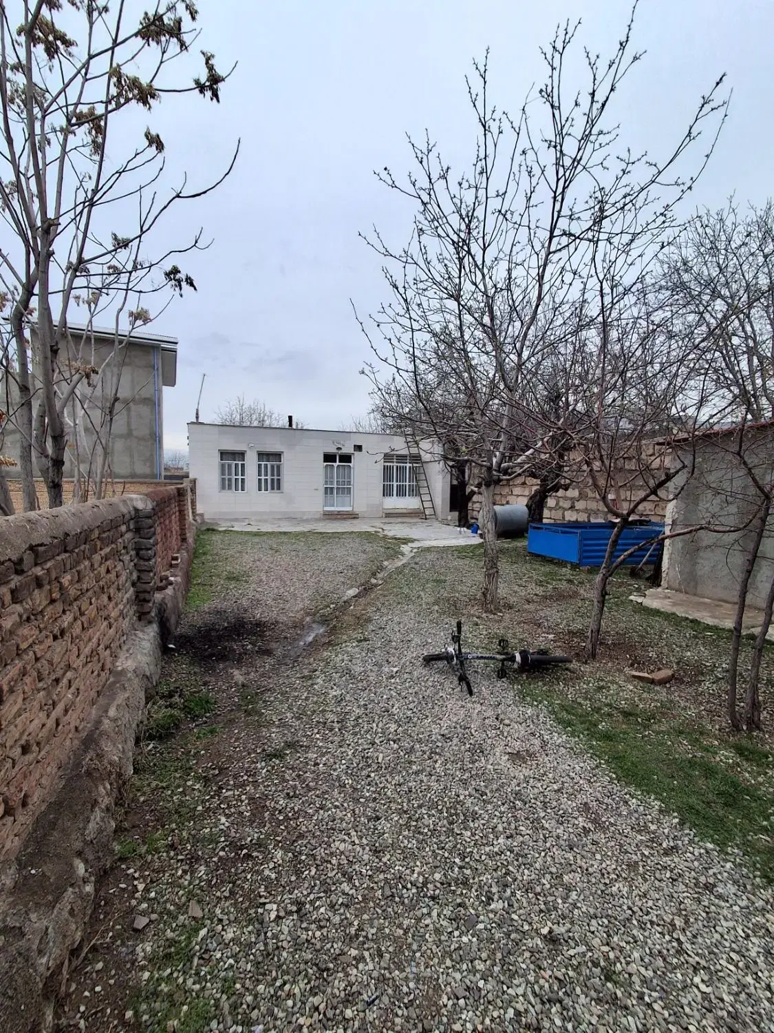 خونه قدیمی  دارای اب برق گاز زیاران