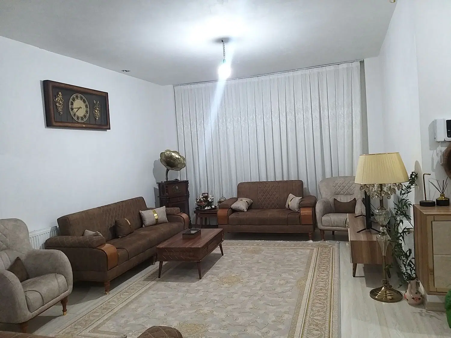 یک واحد در آپارتمان سه واحدی طبقه سوم