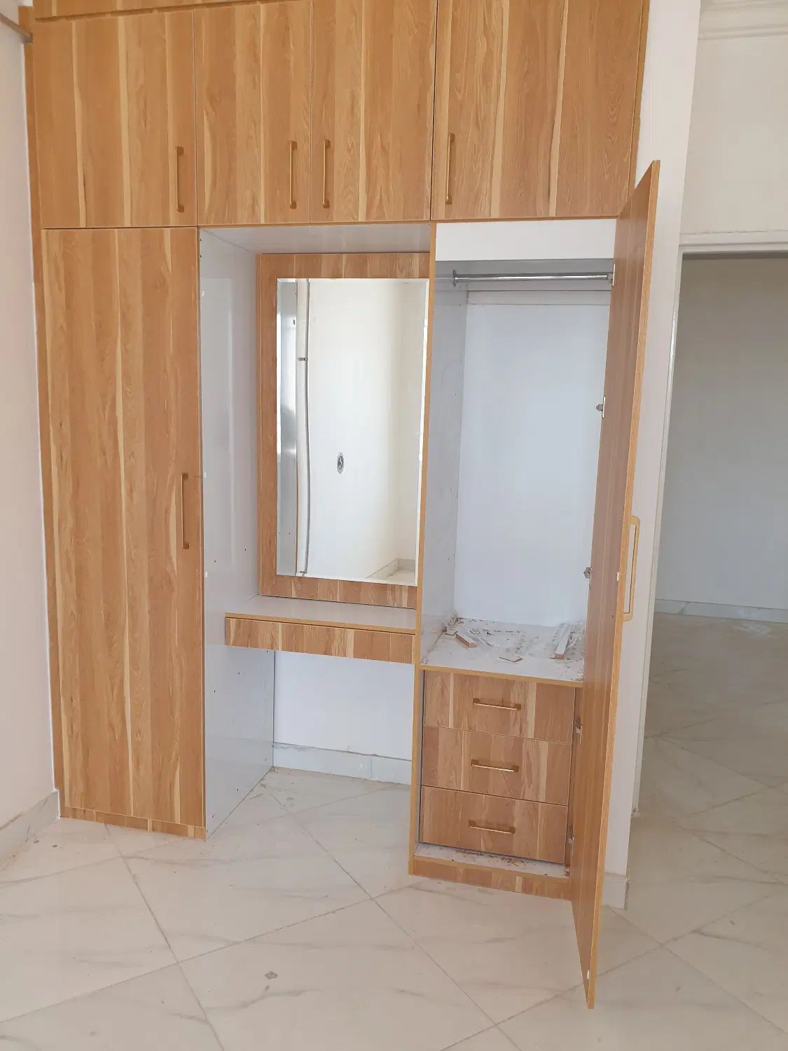 یک ساختمان مسکونی طبقه دوم  مستقل