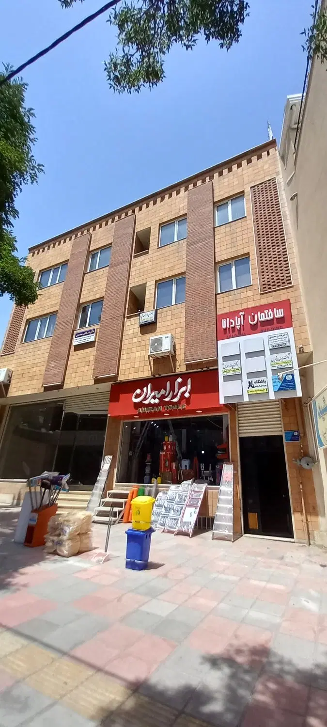 واحد خدماتی ۸۰ متری اسانسور دار