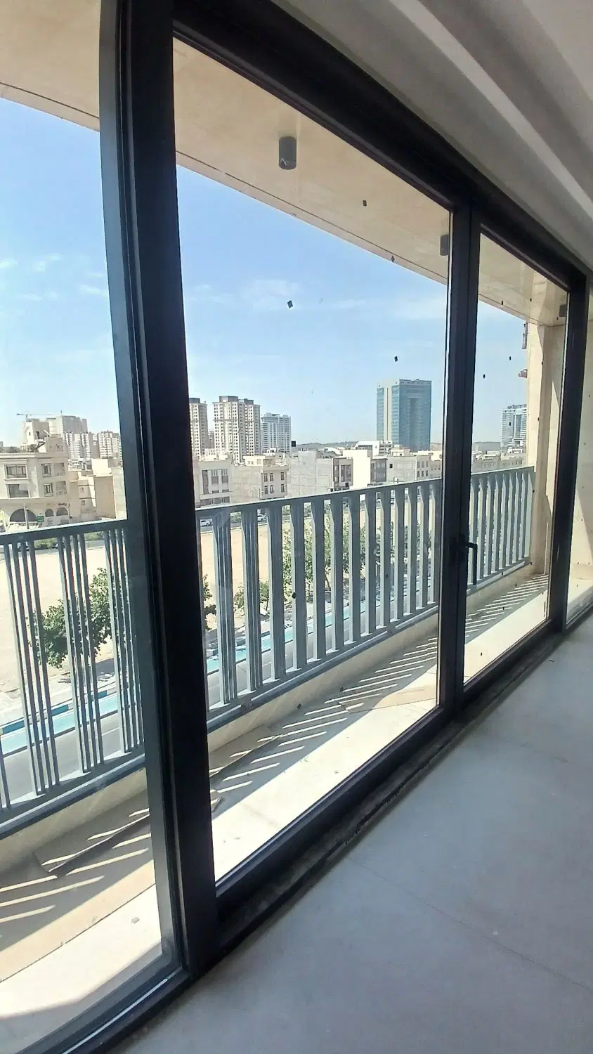 ساختمان اداری_یکجا_زمین۳۰۰متر بر خیابان۹۰متری