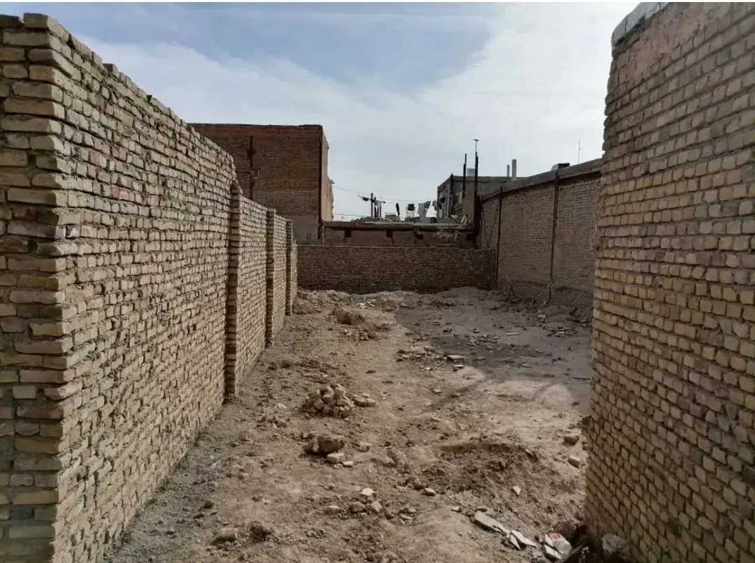 زمین چهار دیواری 130 متر