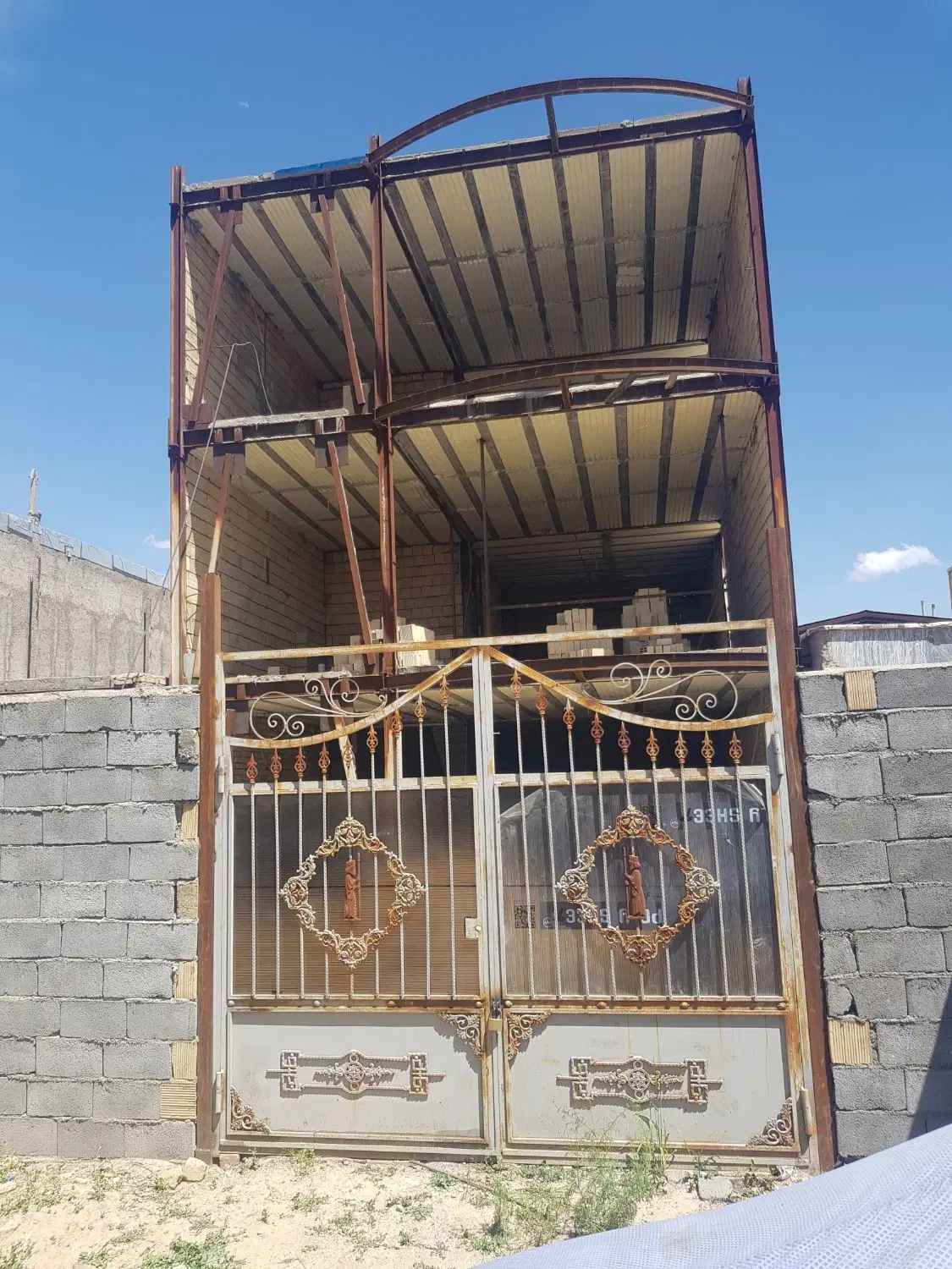 خانه سه طبقه  نیمه کاره گلدشت