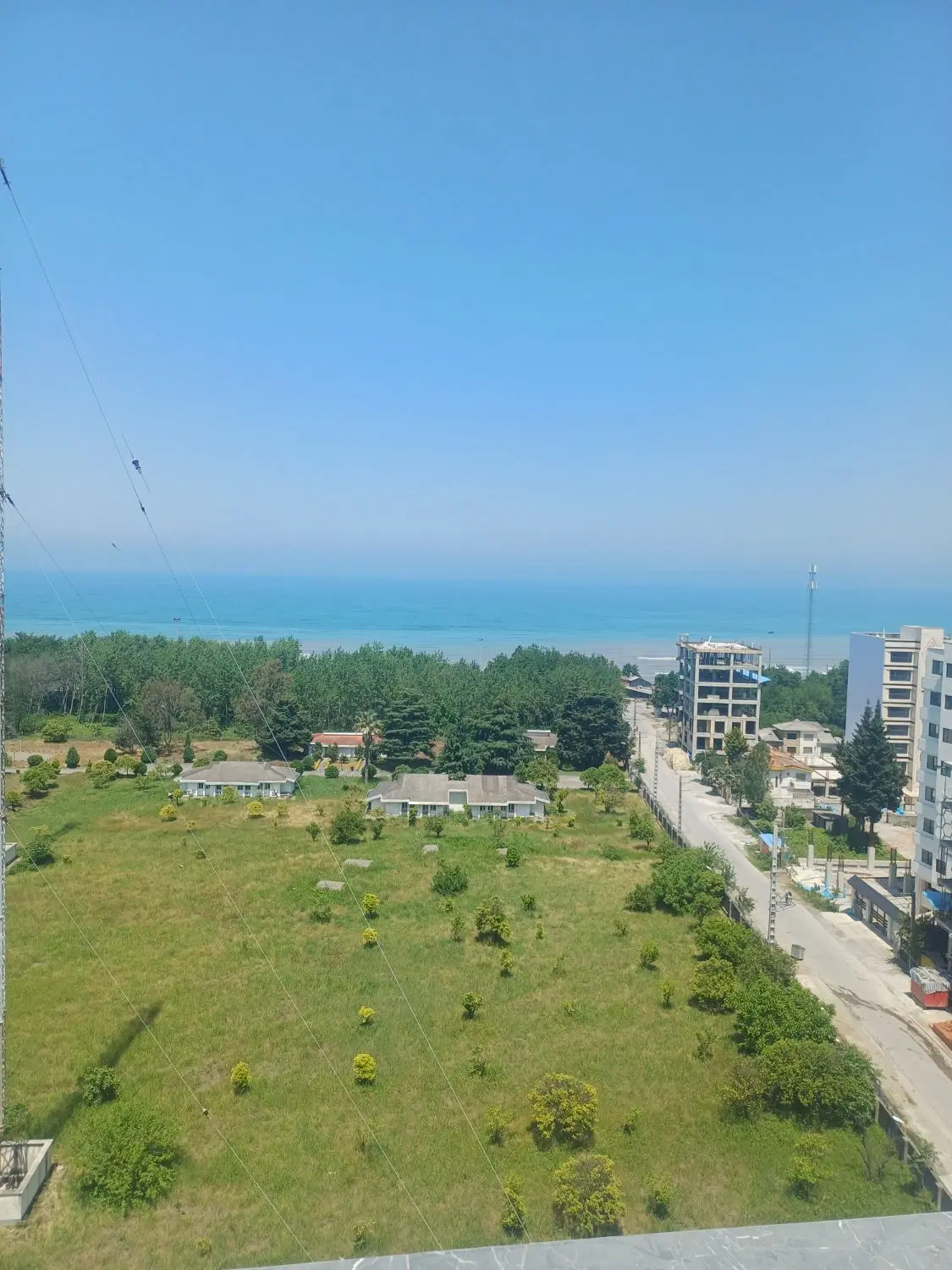 زمین ساحلی ۴۰۰ متر مناسب آپارتمان سازی