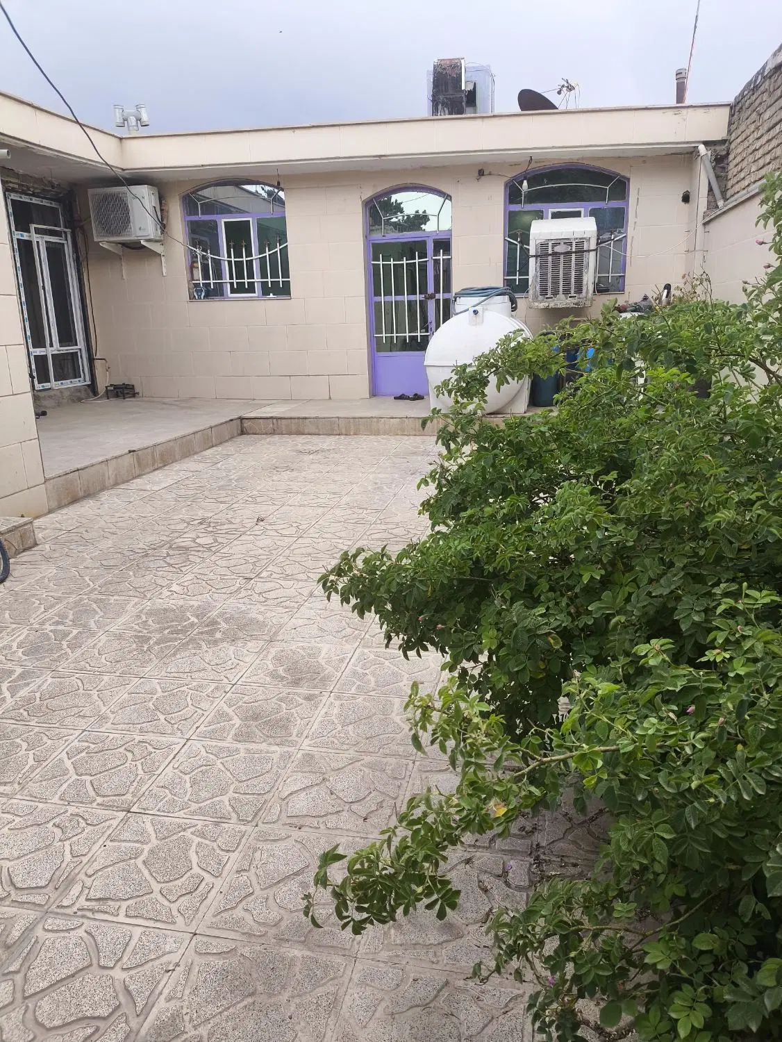 خانه ویلایی هم کف راه با صاحب خانه مشترک