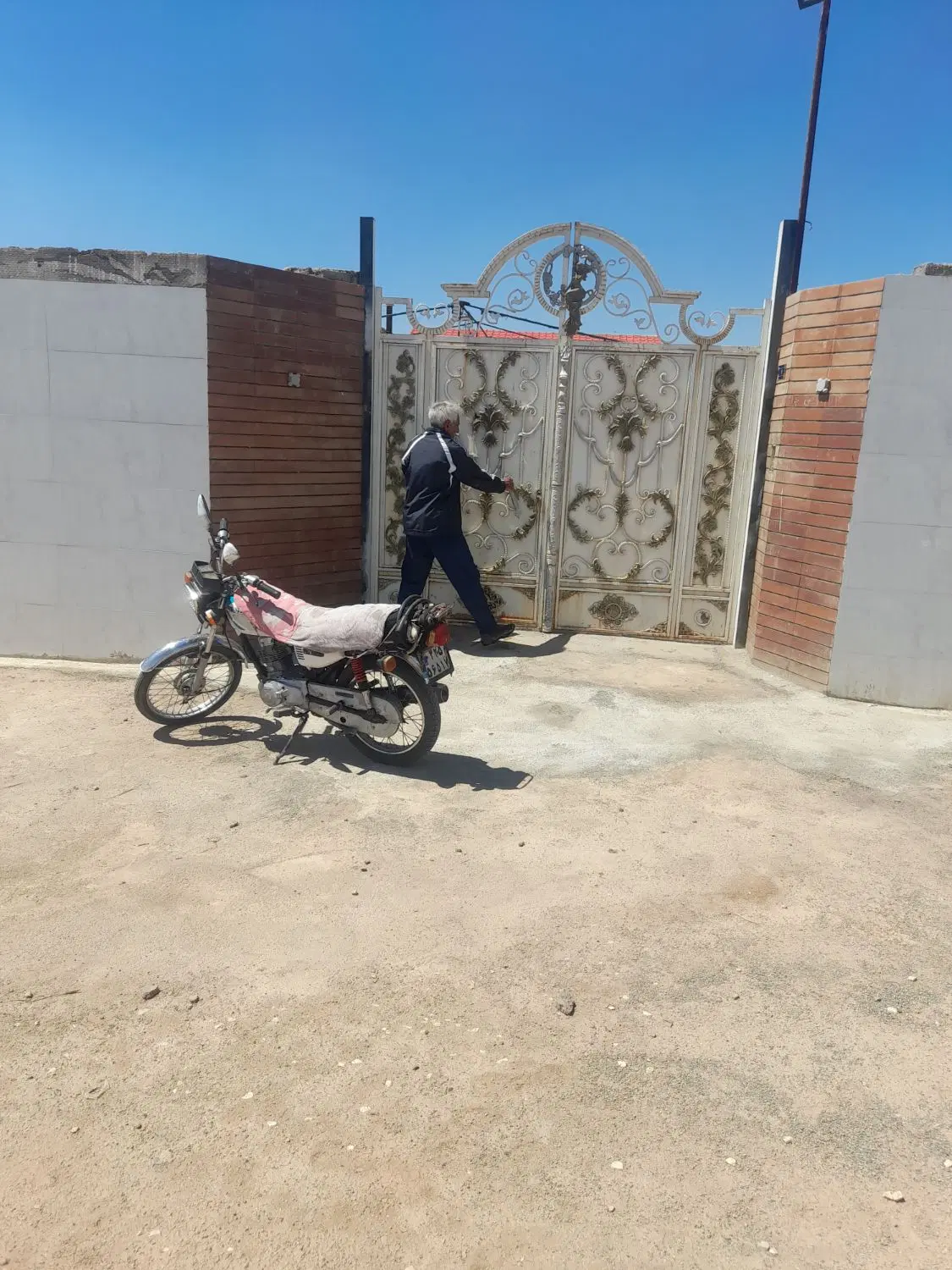زمین داخل چهار دیواری به متراژ ۲۵۰متر
