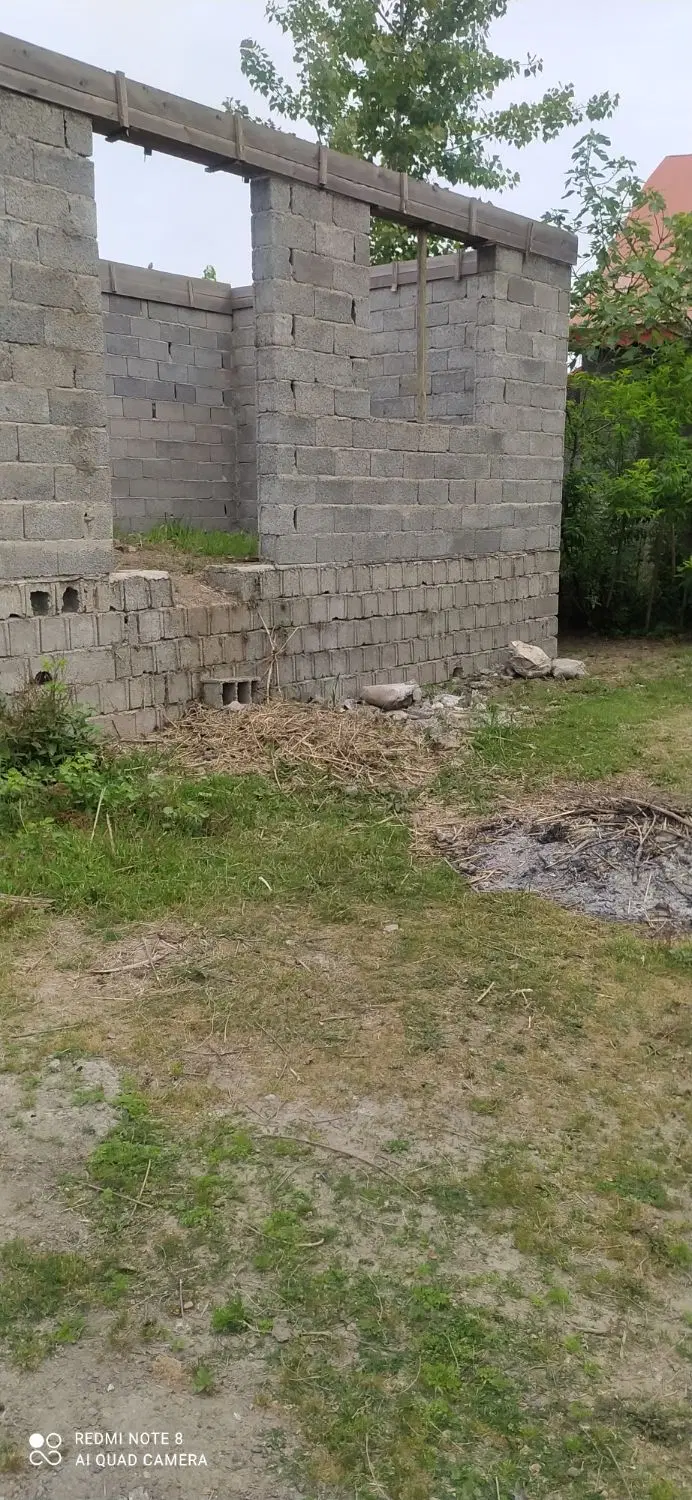 فروش زمین روستایی همراه با ویلای نیمه کاره