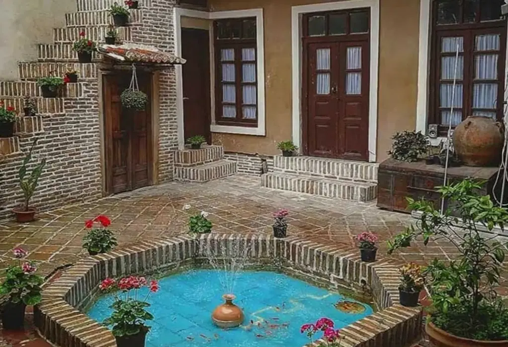 حیاط کلنگی