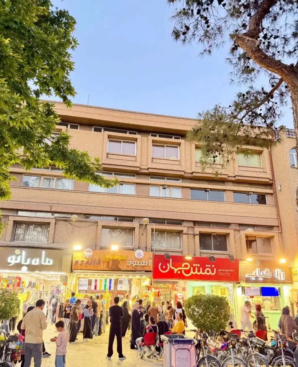 مغازه ۸متری‌ میدان انقلاب