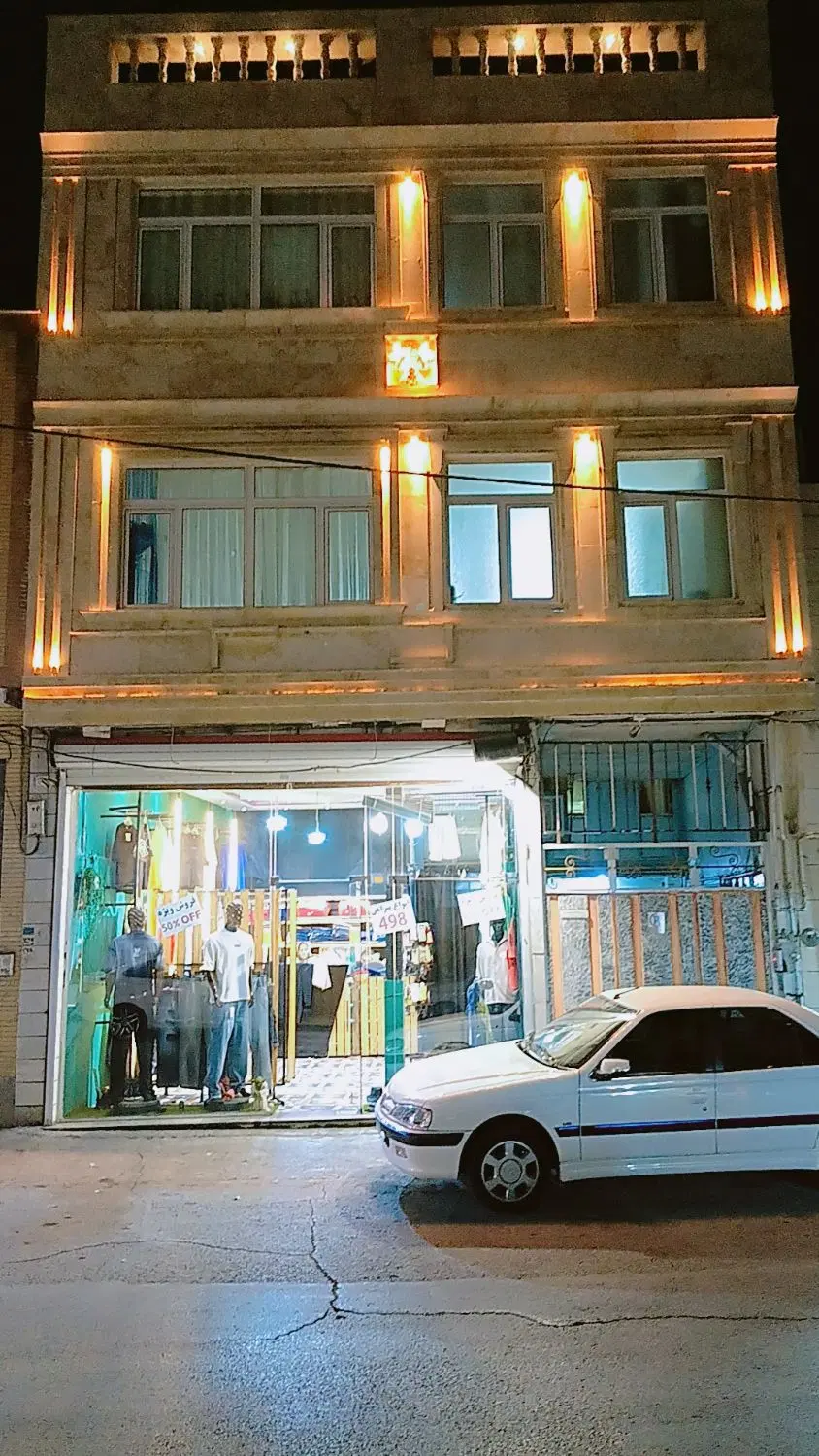 فروش سه طبقه ویلایی به همراه ۵۰ متر تجاری ۴۲۰ساخت