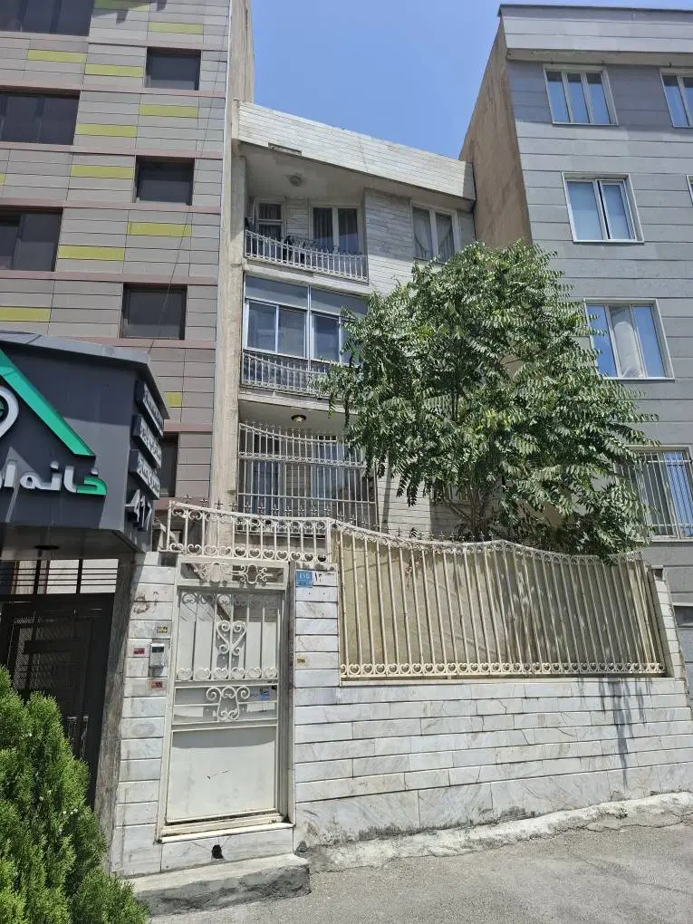 ۵۰ متر حیاط دار  همکف بر جلال ال احمد مسکونی