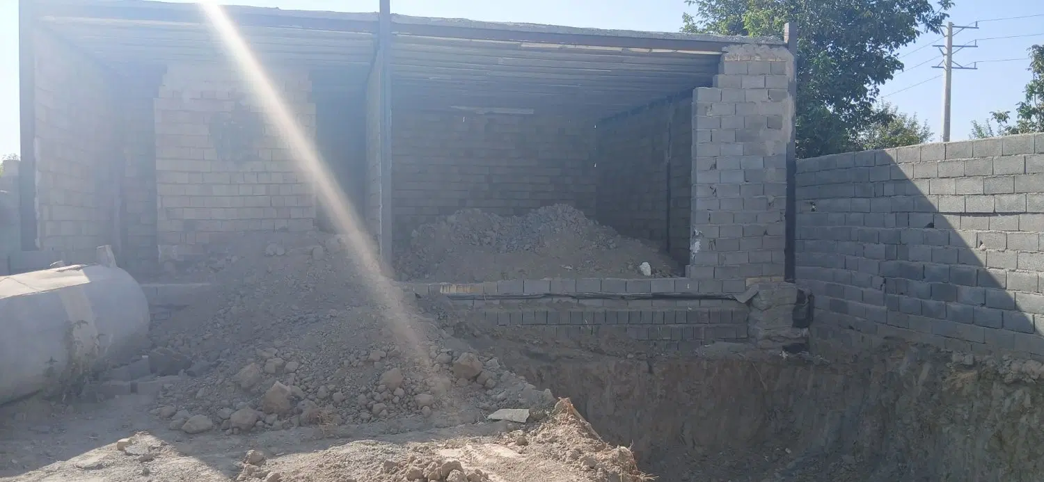 ۲۳۵ متر زمین ۹۰ متر بنا نیمه کاره