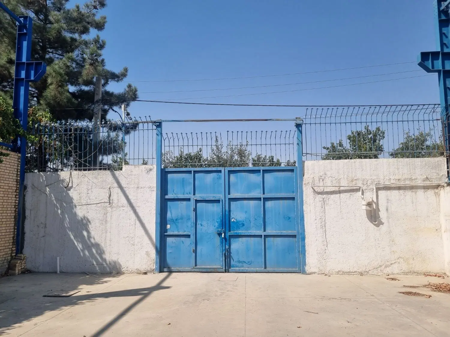 2500 متر انبار دور دیوار