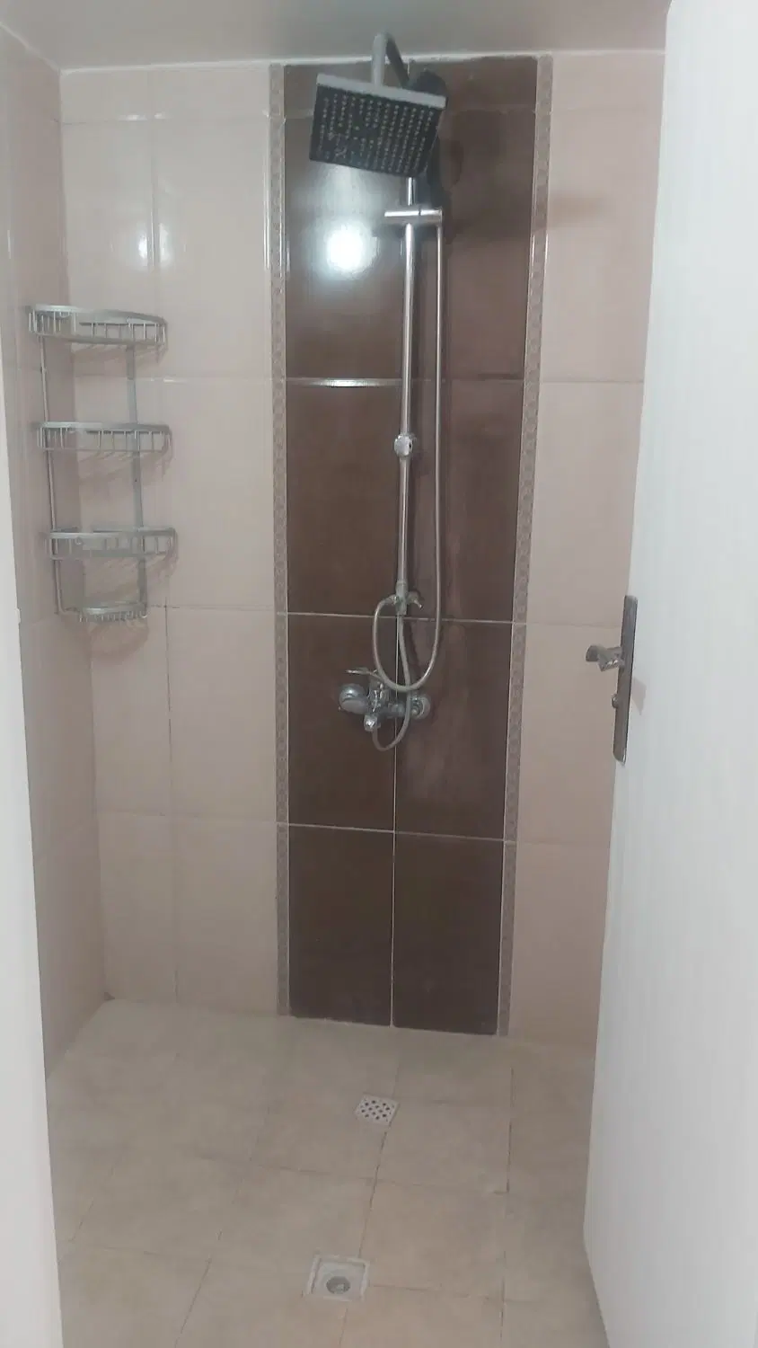 ۷۰ متر دوخوابه نقاشی شده با آسانسور پر نور