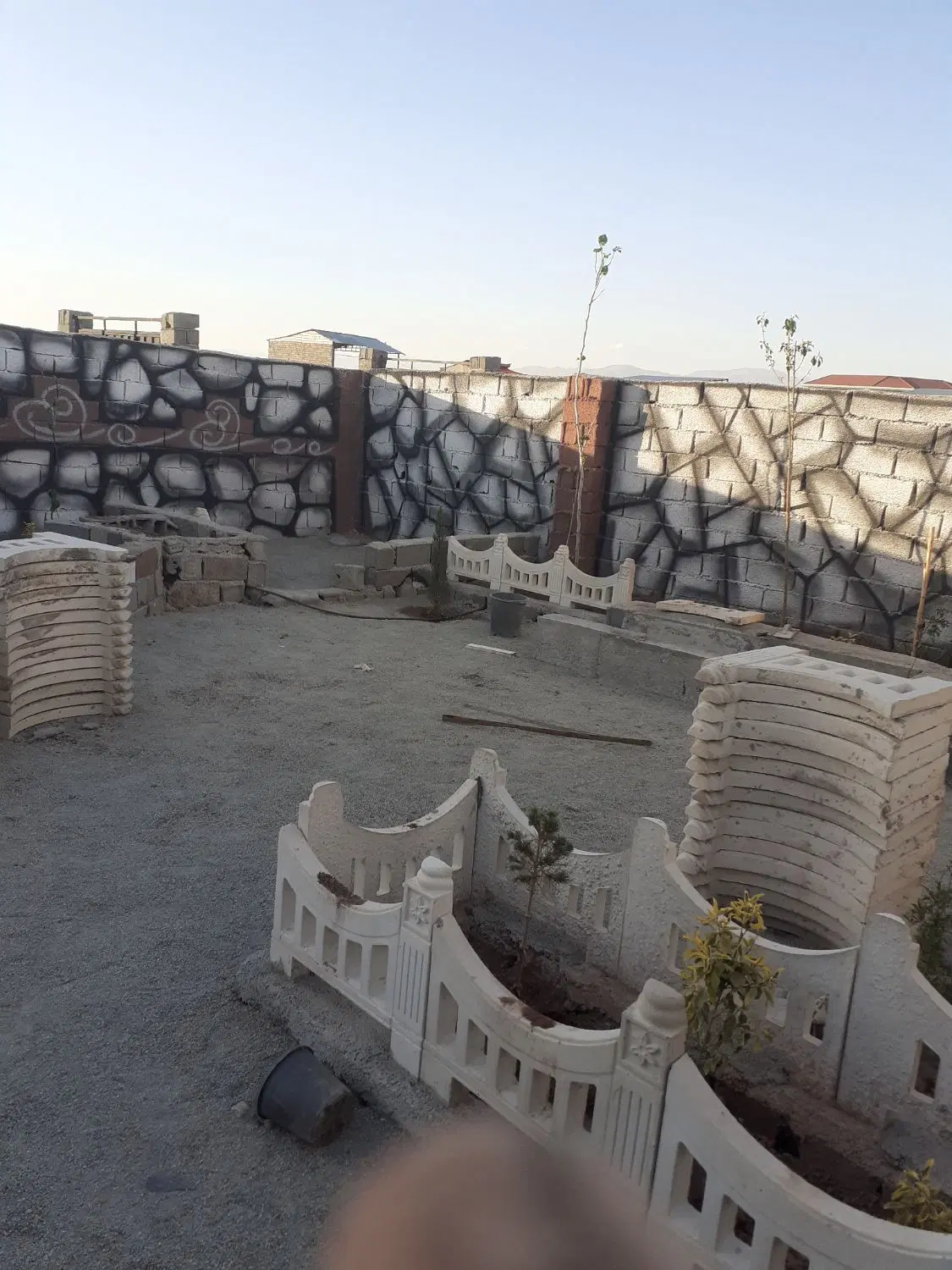 باغچه نقلی ۲۰۰ متری با بنای نیمه کاره