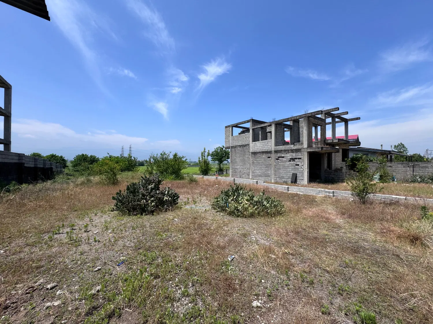 زمین شکاری لب دریا