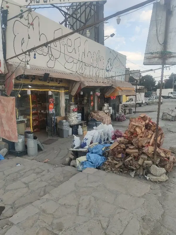 زمین بر جاده اصلی