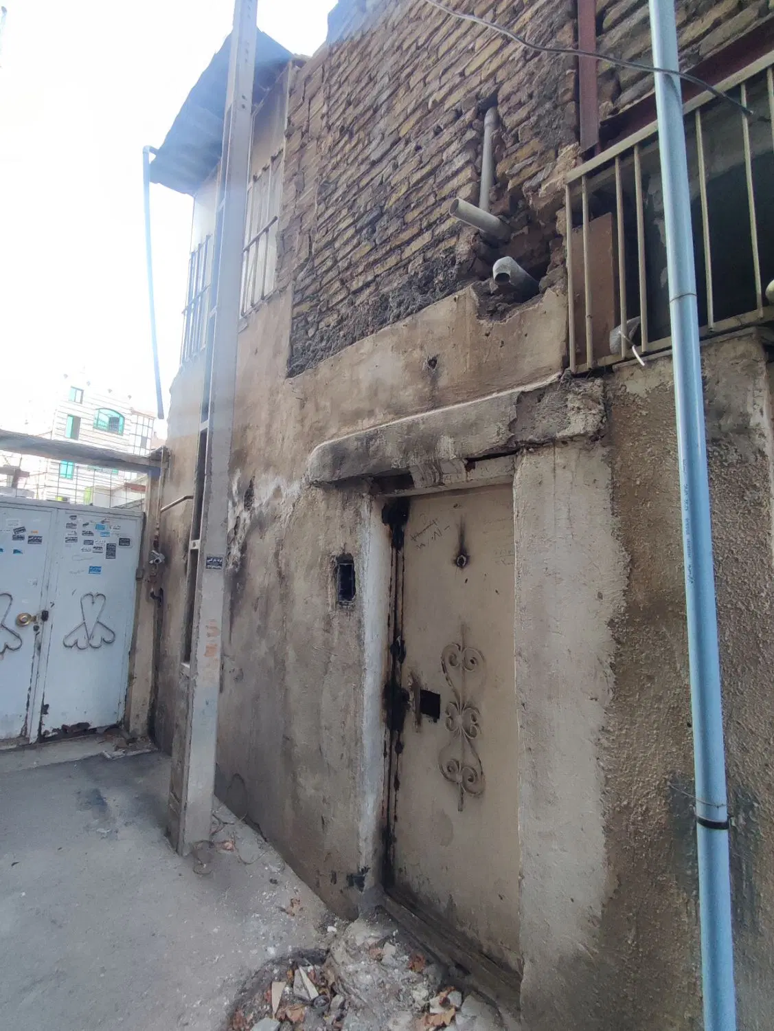 بومهن خیابان عسگری نیاز به بازسازی ۲ طبقه