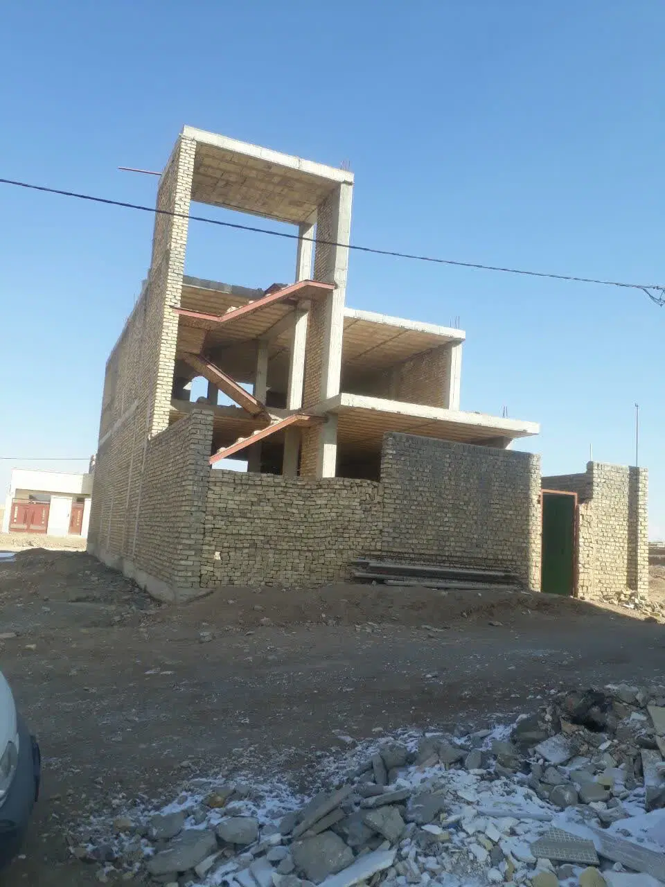 منزل نیمه ساز میبد