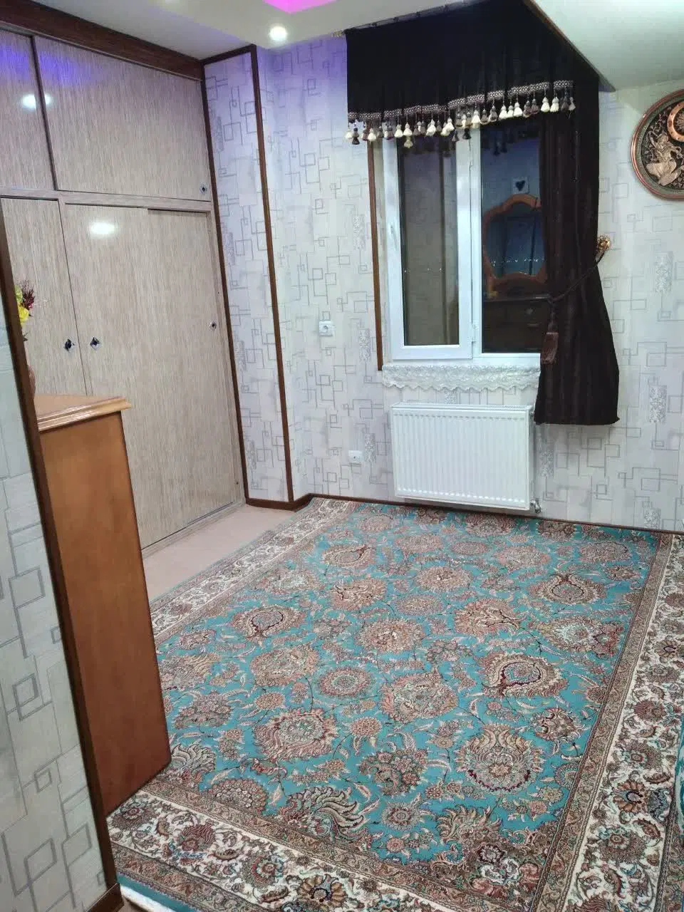 اجاره به مبلغ  ۲۰۰.۰۰۰.۰۰۰ پول پیش کرایه ۷.۰۰۰.۰۰۰