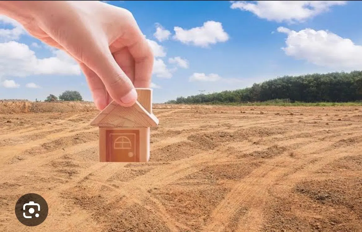 زمین چهار دیواری ۱۲۰متری