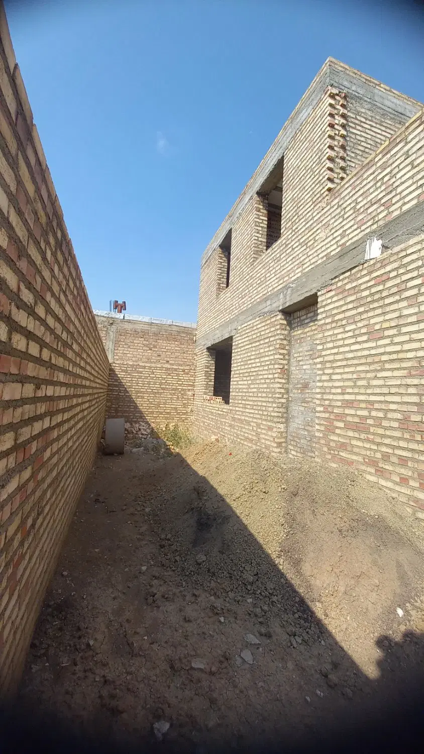 یک حیات مسکونی با ماشین خوب معاوضه دارم