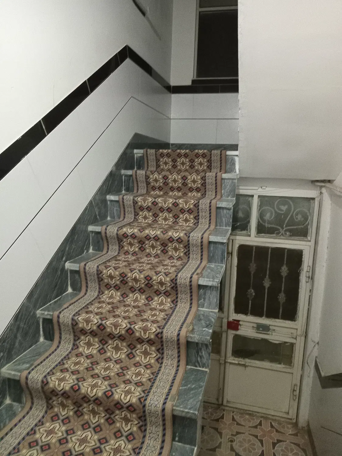 یک دستگاه ساختمان مسکونی ۲طبقه با پارکینگ