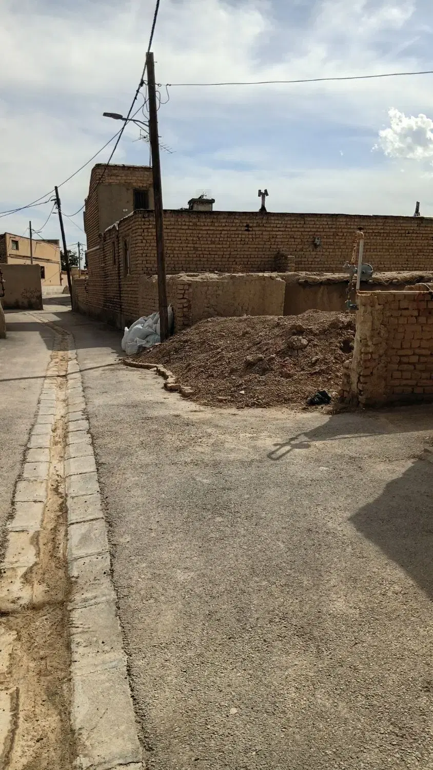 یک باب زمین مسکونی به متراژ۲۰۰متر چهاردیواری