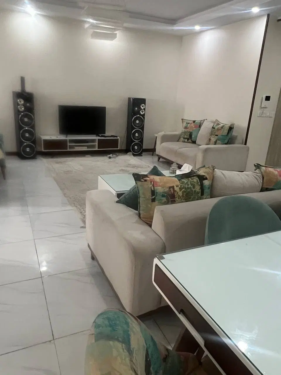 یک واحد آپارتمان ۹۰ متری