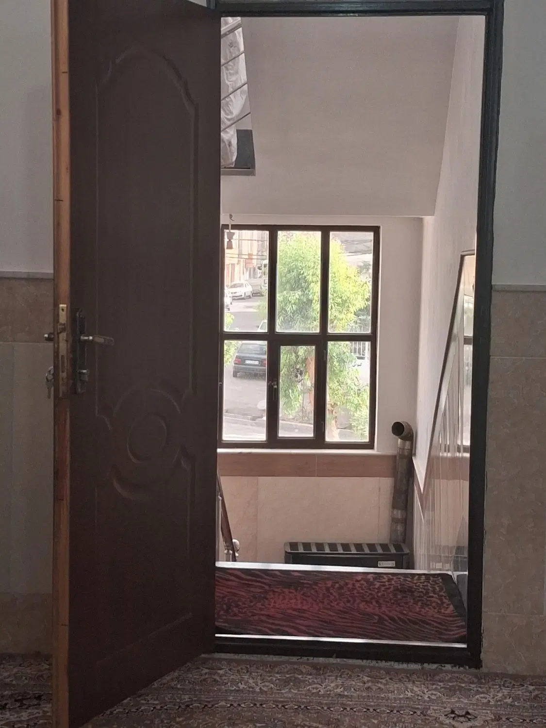 طبقه دوم ،بالای همکف،برخیابان نبش کوچه ۶متری