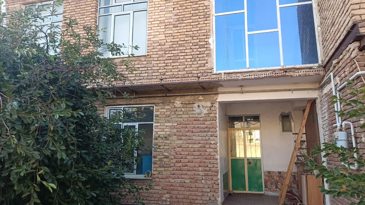 یک دستگاه ساختماه ۲ واحده فاصله با خ اصلی ۱۰متر