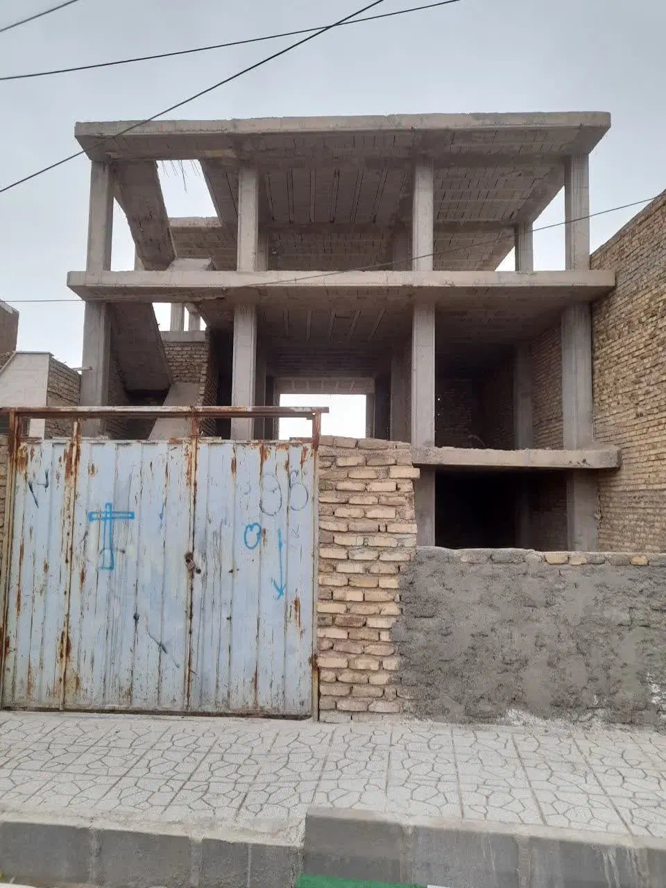 ساختمان‌ نیمه‌ کاره