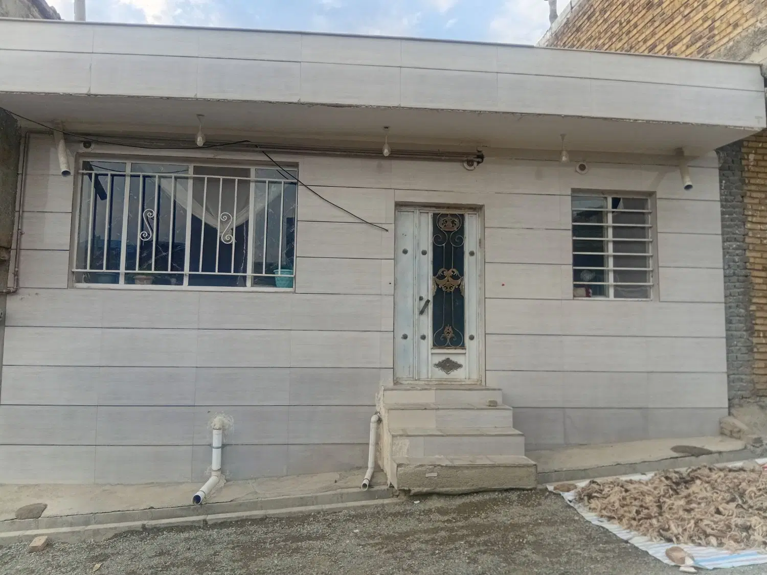 خانه یک طبقه آب و گاز رسمی بر ق غیر رسمی