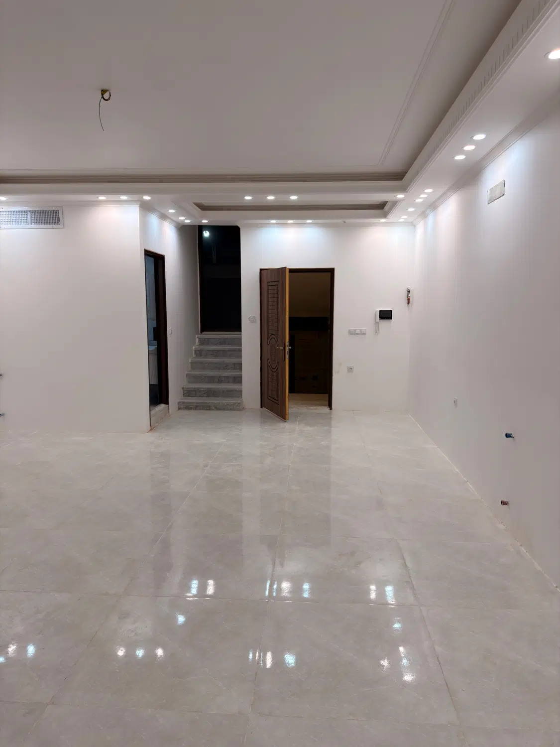 منزل سه طبقه شیک لب بلوار استقلال