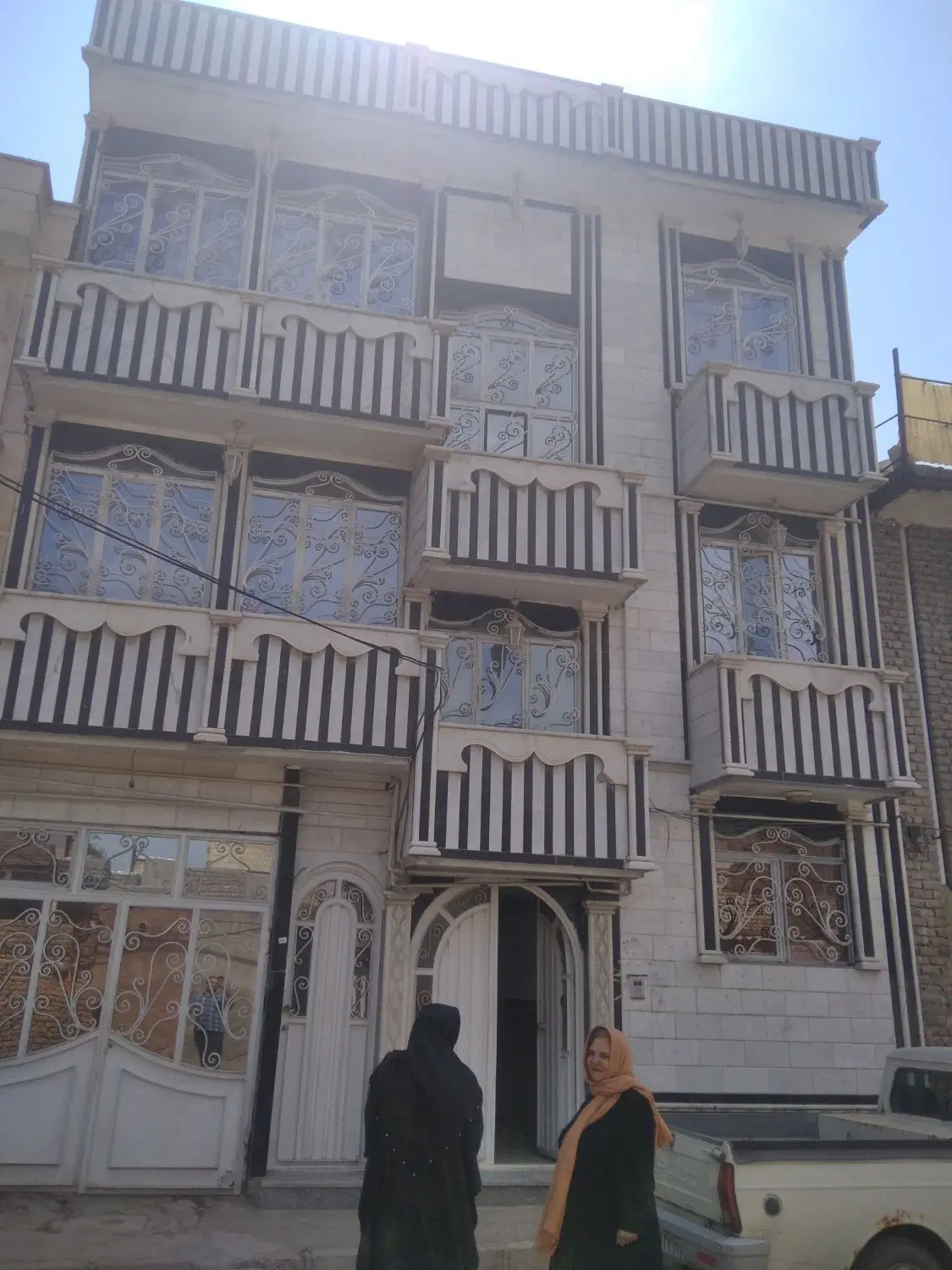 منزل مسکونی در سه طبقه