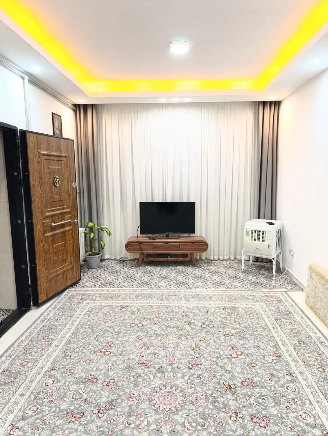 خانه شیروانه طبقه بالا دوخوابه پارکینگ دار