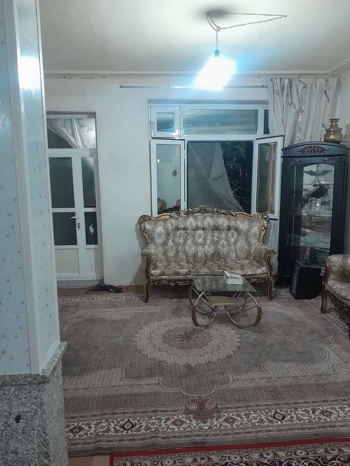 حیاط ویلایی سه طبقه ماشین رو مناسب سه خانواده