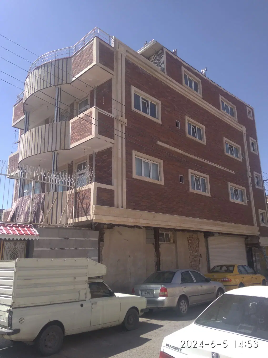 حیاط ۳طبقه
