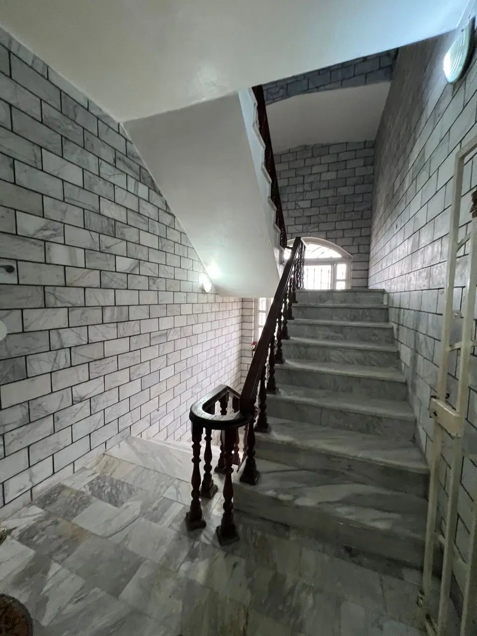 واحد ۱۳۰ متری مبله بلوارکریمی