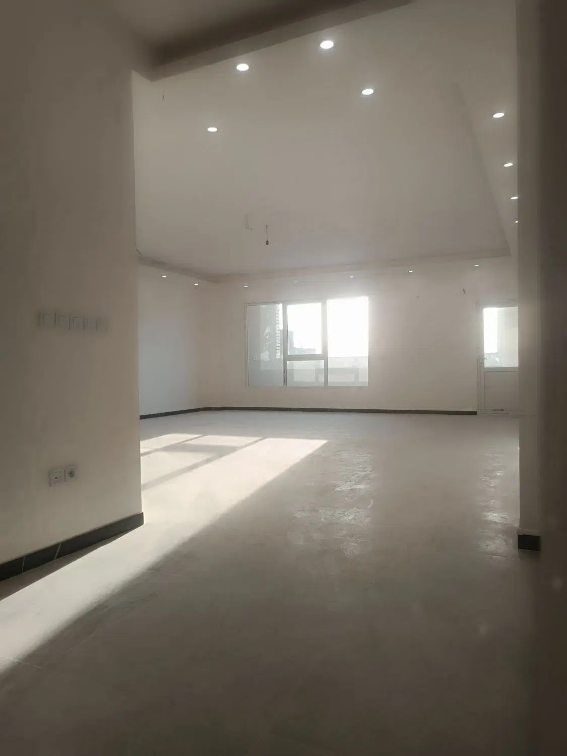 ۱۳۰ متر.روبه‌نما.نوساز.۲ خواب.تهاتر با خودرو