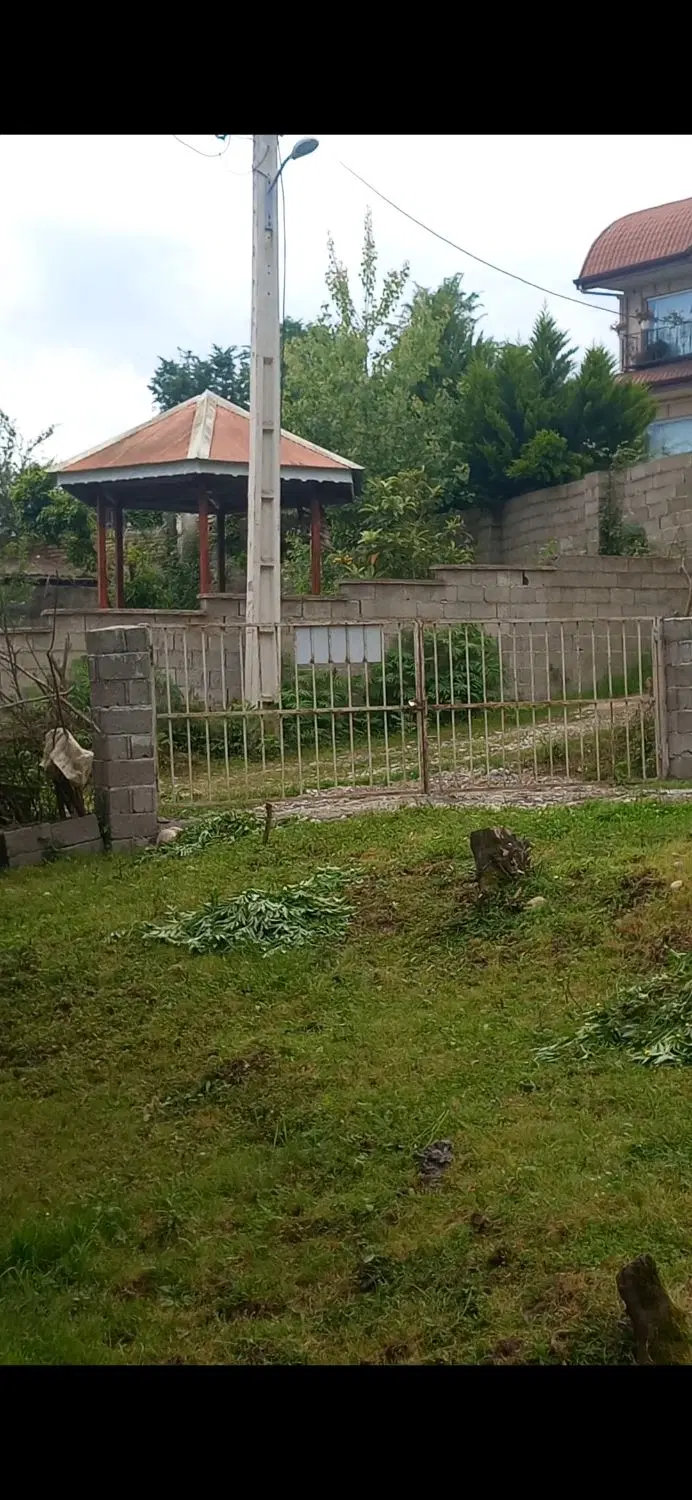 زمین مسکونی همراه با خانه