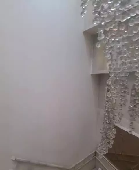 کافه رستوران فعال دارای ۳ طبقه پارکینگ اختصاصی