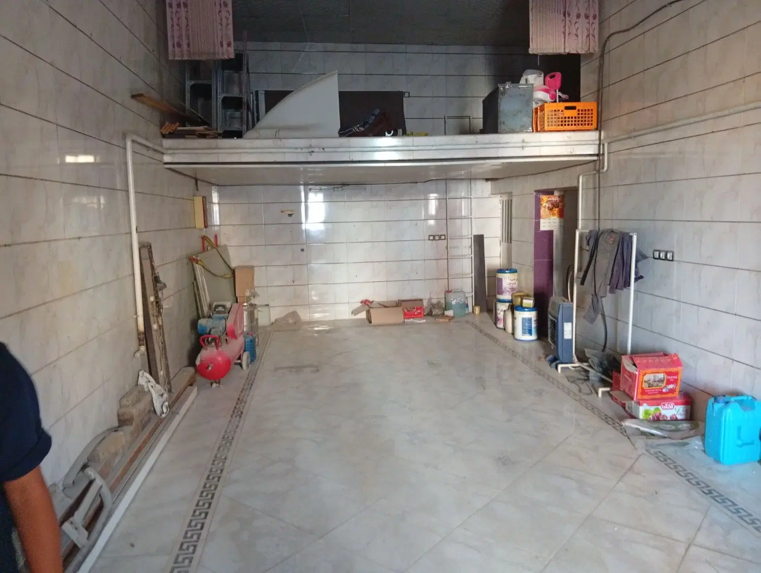 مغازه بر خیابان اصلی کرونی