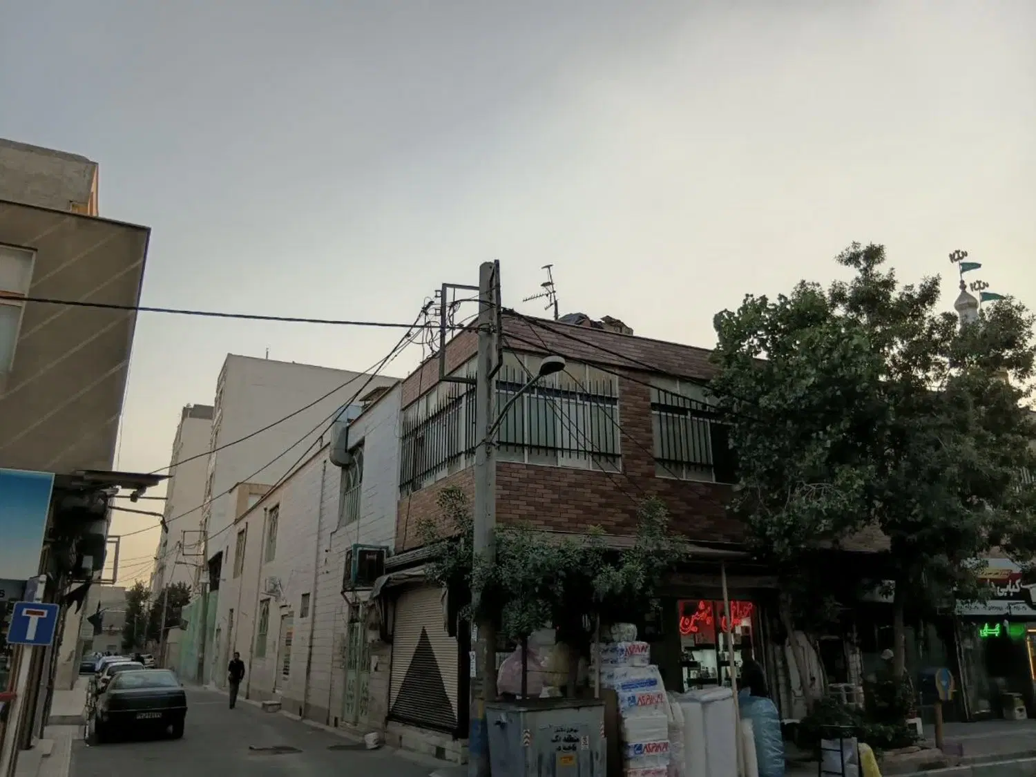 واحد اداری در بیست متری امام خمینی ره  نبش شهدا