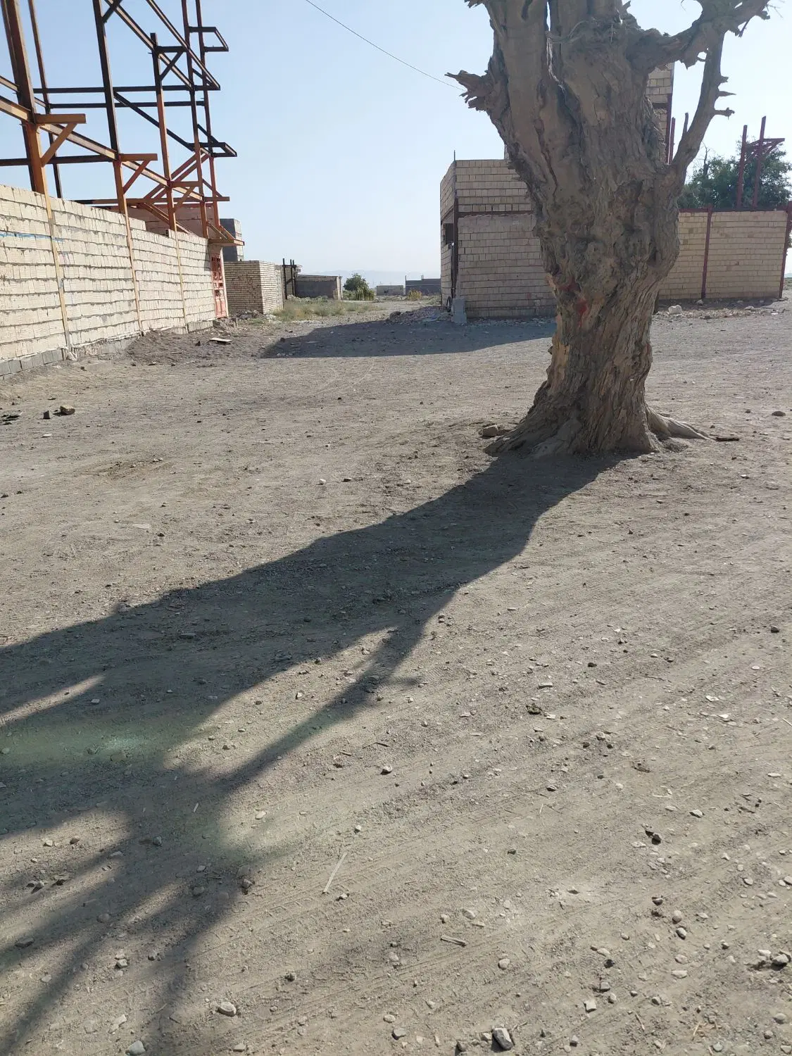 یک قطعه زمین دومعبر