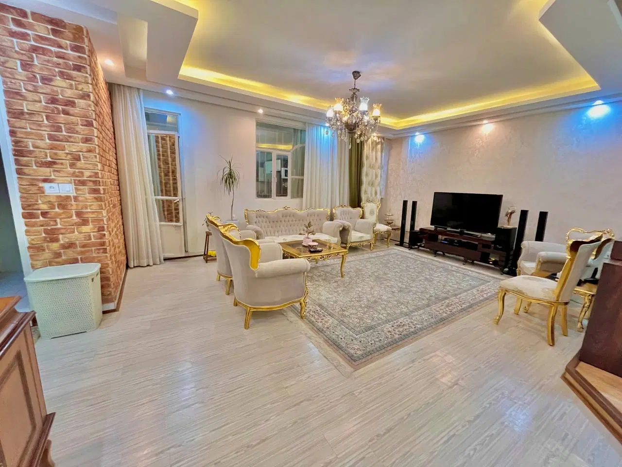 ۸۵متر ( دونبش ) پارکینگ اختصاصی ( چهارراه ورزش )
