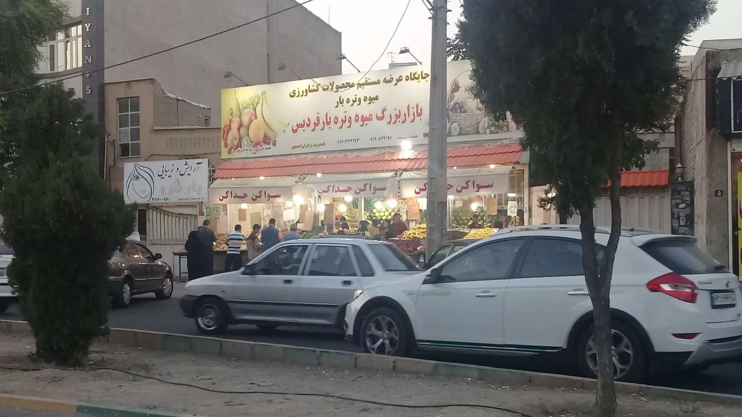 مغازه ۲۲۰ متر  با ۱۰ متر بر لوکیشن عالی