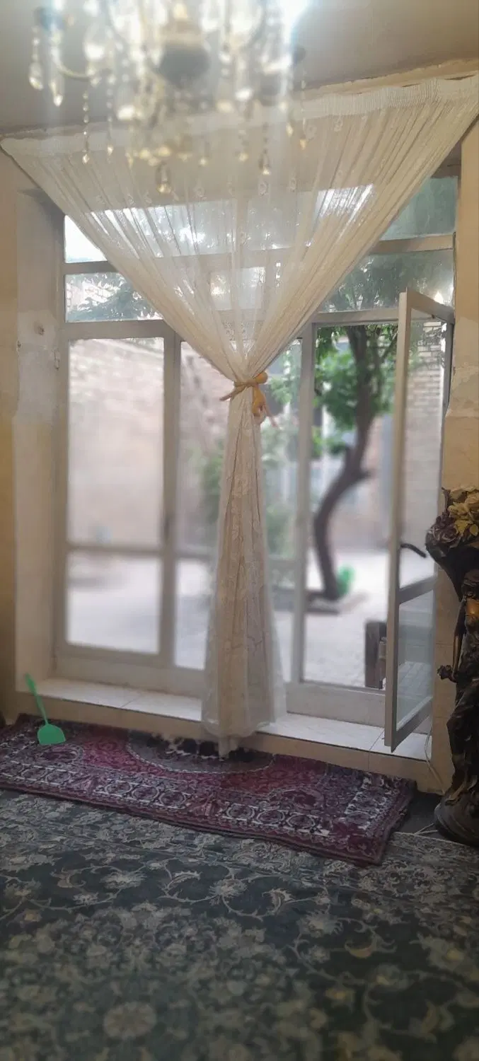 حیاط دو طبقه ی چوبی