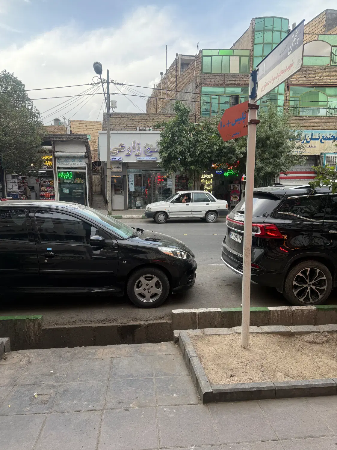 ویلایی حدود ۶۰ متر ابتدای خیابان پنج تن